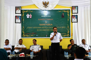 Asisten I Sekda Sintang Lantik Semangat Baru di Dedai, Minta Kades Dukung Program Makan Bergizi Gratis