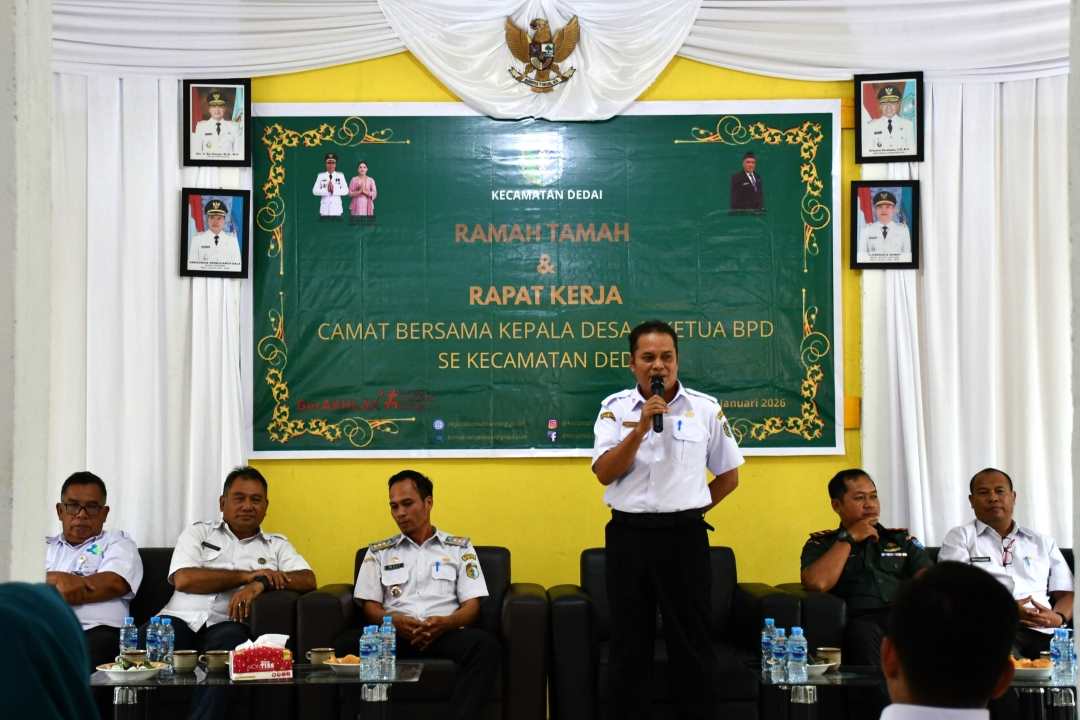 Asisten I Sekda Sintang Lantik Semangat Baru di Dedai, Minta Kades Dukung Program Makan Bergizi Gratis