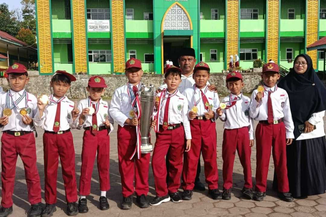 Kalahkan Tim Lintas Daerah, Siswa MIN 1 Sintang Sabet Gelar Juara Sepak Bola U-11 di Stadion Baning
