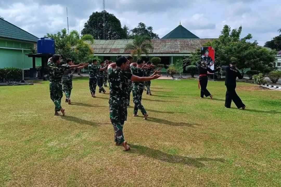 Tingkatkan Naluri Tempur dan Lestarikan Budaya, Prajurit Kodim Sintang Ikuti Uji Kenaikan Sabuk PSM