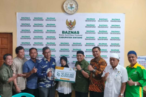 Wujudkan Hunian Layak, Baznas Sintang Serahkan Bantuan Rumah untuk Warga Sungai Ana
