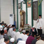 Kultum di Masjid Al-Mukarramah Keraton Sintang, Norsan Serahkan Bantuan Rp50 Juta dan Ajak Warga Banyak Sedekah