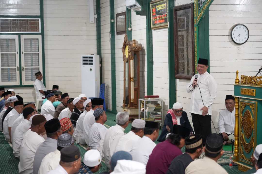 Kultum di Masjid Al-Mukarramah Keraton Sintang, Norsan Serahkan Bantuan Rp50 Juta dan Ajak Warga Banyak Sedekah