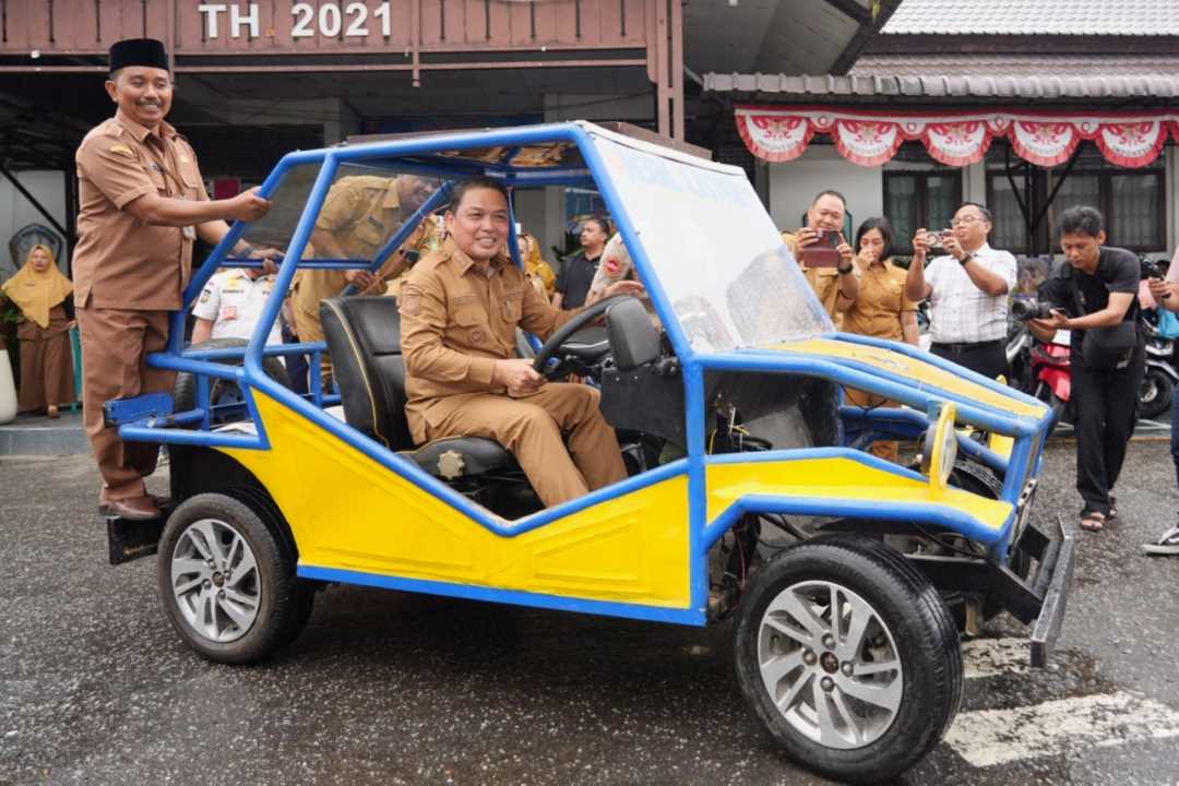 Jajal Mobil Listrik Buatan SMKN 1 Sintang, Gubernur Ria Norsan Dorong Kolaborasi dengan Industri
