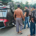 Hantam Pikap Parkir di Beduai, Honda CR-V Ringsek Hingga Jungkir Balik di Jalan Raya