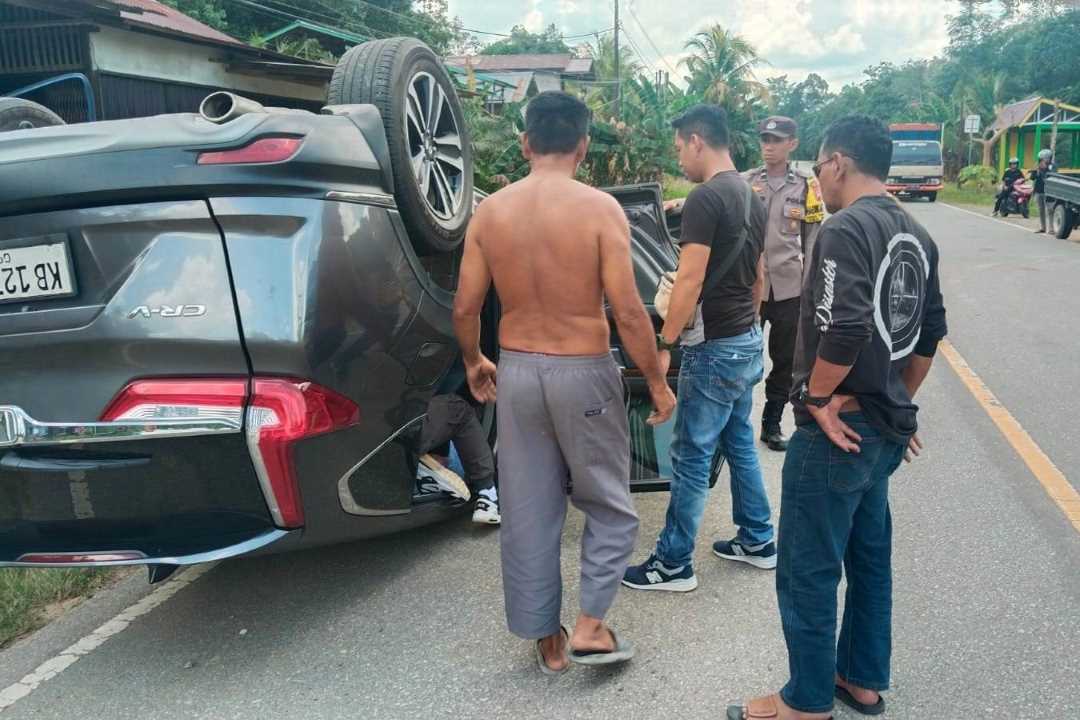 Hantam Pikap Parkir di Beduai, Honda CR-V Ringsek Hingga Jungkir Balik di Jalan Raya