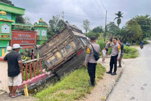 Hilang Kendali Akibat Silau Lampu, Truk Fuso Hantam Tembok Masjid Darussalam di Sekayam