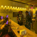 Sasar Warung Remang-Remang, Polsek Boyan Tanjung Sita Belasan Botol Miras saat Operasi Pekat