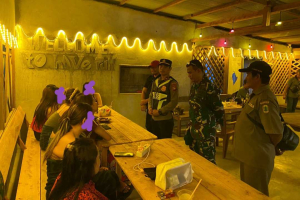 Sasar Warung Remang-Remang, Polsek Boyan Tanjung Sita Belasan Botol Miras saat Operasi Pekat