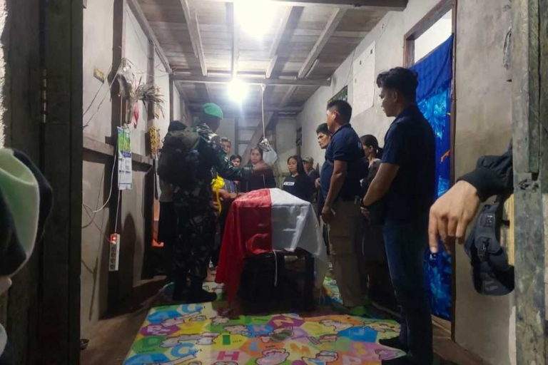 Sintang Berduka, Jenazah Praka Anumerta Aprianus yang Gugur di Papua Tiba di Rumah Duka
