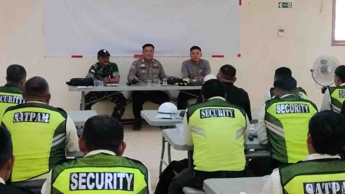 Polsek Tayan Hilir Latih Satpam PT ICA Tingkatkan Kemampuan Pengamanan