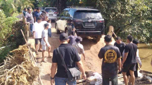 Jembatan Temurak di Sanggau Kembali Rusak Akibat Hujan Deras, Warga dan Polisi Lakukan Penanganan Darurat