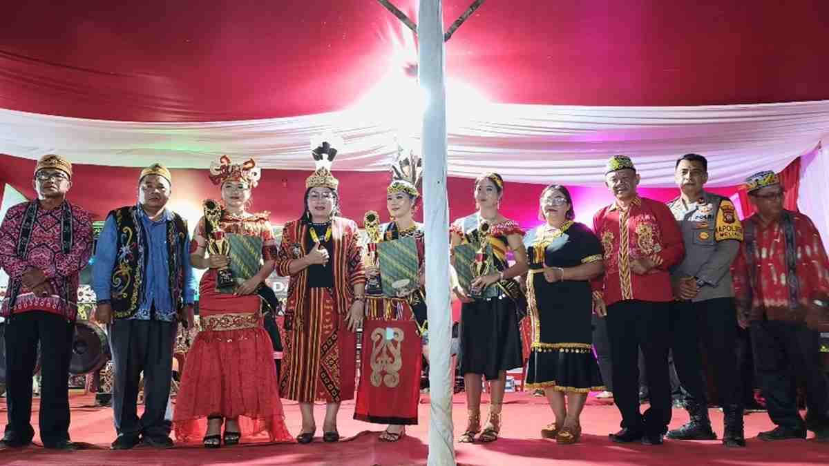 Penutupan Gawai Dayak Meliau Meriah, Wabup Susana Ajak Generasi Muda Lestarikan Budaya