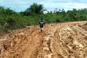 Ultimatum Jalan Rusak: Warga Ketungau Hilir Ancam Golput, Boikot Pajak, dan Ogah Rayakan HUT RI