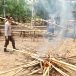 Grebek Lokasi Sabung Ayam di Kecamatan Dedai, Petugas Ratakan Bangunan Tak Berpenghuni dengan Api