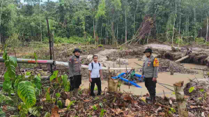 Polsek Meliau Pasang Banner Larangan PETI di Sejumlah Lokasi Tambang Ilegal