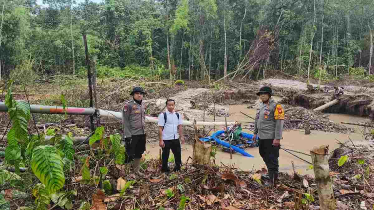 Polsek Meliau Pasang Banner Larangan PETI di Sejumlah Lokasi Tambang Ilegal