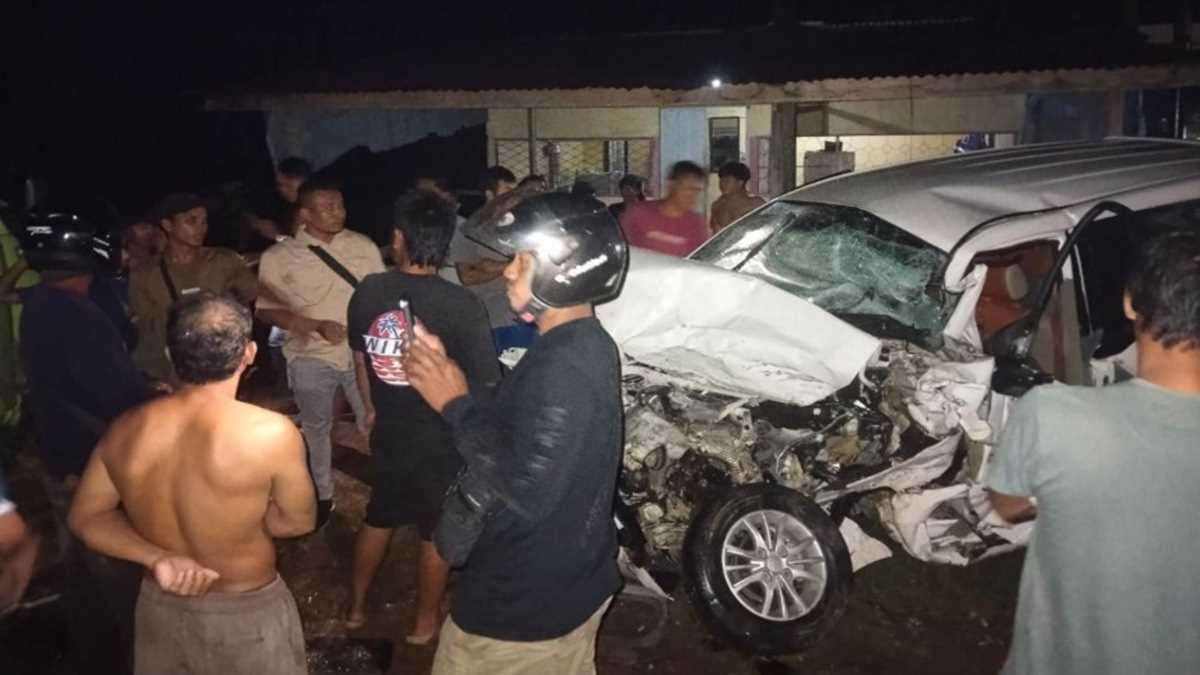 Kecelakaan Truk Tangki dan Xenia di Tayan Hulu Sanggau, Satu Pengemudi Terluka