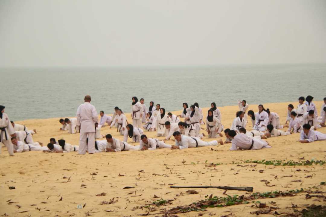 Hadiri Kenaikan Tingkat di Pantai Pak Lotay, Krisantus Minta Karateka INKANAS Kalbar Terus Tingkatkan Prestasi