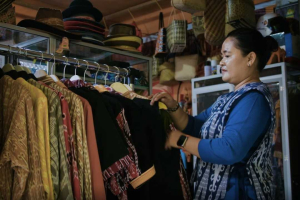 Berdayakan Perempuan Lokal Hingga Tembus Pasar Malaysia, UMKM Tenun Ikat Sintang Naik Kelas Bersama Bank Kalbar