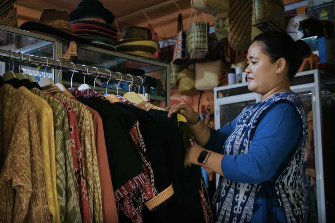 Berdayakan Perempuan Lokal Hingga Tembus Pasar Malaysia, UMKM Tenun Ikat Sintang Naik Kelas Bersama Bank Kalbar